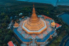 Lais Puzzle - Die Global Vipassana Pagoda ist eine Meditationskuppelhalle mit einer Kapazität für etwa 8.000 Vipassana-Meditierende in der Nähe von Gorai, nordwestlich von Mumbai, Maharashtra, Indien - 2.000 Teile