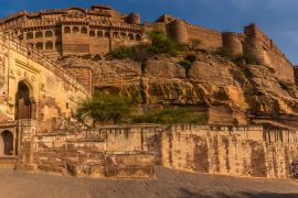 Lais Puzzle - Ein Panoramablick auf das Fort und die Altstadt oberhalb der blauen Stadt Jodhpur, Rajasthan, Indien, am späten Nachmittag - 2.000 Teile