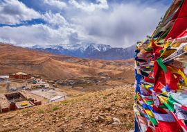 Lais Puzzle - Bunte Gebetsfahnen wehen im Wind mit dem Dorf Komic in den Himalaya-Bergen im Hintergrund im Spiti-Tal in Himachal Pradesh, Indien - 1.000 Teile