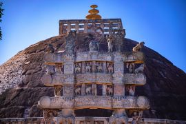 Lais Puzzle - Der Stupa von Sanchi ist ein buddhistischer Komplex, berühmt für seinen großen Stupa, auf einem Hügel in der Stadt Sanchi im Distrikt Raisen im indischen Bundesstaat Madhya Pradesh. Er gehört zum UNESCO-Weltkulturerbe. - 2.000 Teile