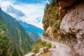 Lais Puzzle - Hügelige Bergstraße durch das Himalaya-Gebirge bei Chitkul, Kalpa Kinnaur, Himachal Pradesh, Indien - 2.000 Teile
