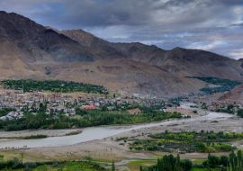 Lais Puzzle - Panoramablick auf den Fluss Indus und das Tal der Stadt Kargil mit den Bergen des Himalaya und dem blauen Wolkenhimmel im Hintergrund, Leh, Ladakh, Jammu und Kaschmir, Indien - 1.000 Teile