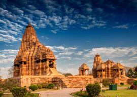 Lais Puzzle - Schönes Bild des Kandariya Mahadeva-Tempels, Khajuraho, Madhyapradesh, Indien, mit blauem Himmel und flauschigen Wolken im Hintergrund. Der Tempel ist weltweit bekannt und gehört zum UNESCO-Weltkulturerbe. - 1.000 Teile