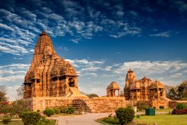 Lais Puzzle - Schönes Bild des Kandariya Mahadeva-Tempels, Khajuraho, Madhyapradesh, Indien, mit blauem Himmel und flauschigen Wolken im Hintergrund. Der Tempel ist weltweit bekannt und gehört zum UNESCO-Weltkulturerbe. - 2.000 Teile