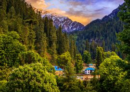 Lais Puzzle - Landschaft in den Bergen. Malerische Aussicht auf die goldene Stunde im Himalaya-Gebirge. Blick auf den Sonnenaufgang im dichten Wald des Himalaya-Dorfes Grahan, Kasol, Himachal Pradesh, Indien - 1.000 Teile
