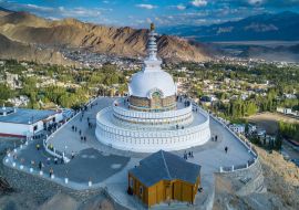 Lais Puzzle - Shanti Stupa buddhistische weiße Kuppel Stupa überblickt die Stadt Leh, Die Stupa ist eine der alten und ältesten Stupas in Leh Stadt, Ladakh, Jammu Kashmir, Indien - 1.000 Teile