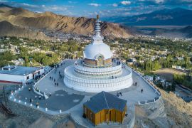 Lais Puzzle - Shanti Stupa buddhistische weiße Kuppel Stupa überblickt die Stadt Leh, Die Stupa ist eine der alten und ältesten Stupas in Leh Stadt, Ladakh, Jammu Kashmir, Indien - 2.000 Teile