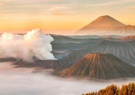 Lais Puzzle - Landschaft des Vulkans Bromo, Batok und Semeru (Mt.) während des Sonnenaufgangs von einem Aussichtspunkt auf dem Berg Penanjakan im Bromo-Tengger-Semeru-Nationalpark, Ost-Java, Indonesien - 1.000 Teile