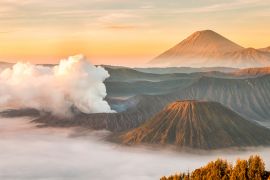 Lais Puzzle - Landschaft des Vulkans Bromo, Batok und Semeru (Mt.) während des Sonnenaufgangs von einem Aussichtspunkt auf dem Berg Penanjakan im Bromo-Tengger-Semeru-Nationalpark, Ost-Java, Indonesien - 2.000 Teile