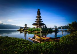 Lais Puzzle - Pura Ulun Danu Bratan, Hindu-Tempel mit Boot auf dem Bratan-See bei Sonnenaufgang in Bali, Indonesien - 1.000 Teile