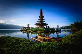 Lais Puzzle - Pura Ulun Danu Bratan, Hindu-Tempel mit Boot auf dem Bratan-See bei Sonnenaufgang in Bali, Indonesien - 2.000 Teile