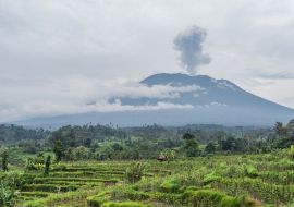 Lais Puzzle - Blick auf den Ausbruch des Vulkans Agung in der Nähe von Reisfeldern, Bali, Indonesien - 1.000 Teile