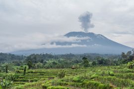 Lais Puzzle - Blick auf den Ausbruch des Vulkans Agung in der Nähe von Reisfeldern, Bali, Indonesien - 2.000 Teile