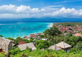 Lais Puzzle - Hauptort der Insel Nusa Lembongan, Bali, Indonesien, mit Booten, die auf die Überfahrt zum Festland Balis warten - 1.000 Teile