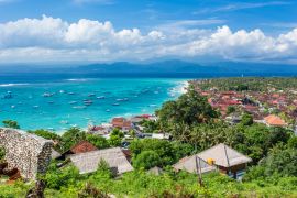 Lais Puzzle - Hauptort der Insel Nusa Lembongan, Bali, Indonesien, mit Booten, die auf die Überfahrt zum Festland Balis warten - 2.000 Teile