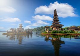 Lais Puzzle - Pura Ulun Danu Bratan, Hindu-Tempel mit Boot in der Bratan-See-Landschaft vor blauem Himmel auf Bali, Indonesien - 1.000 Teile