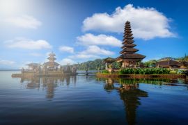 Lais Puzzle - Pura Ulun Danu Bratan, Hindu-Tempel mit Boot in der Bratan-See-Landschaft vor blauem Himmel auf Bali, Indonesien - 2.000 Teile