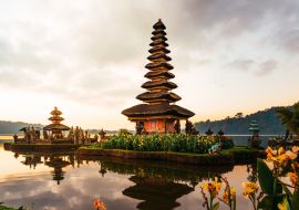 Lais Puzzle - Panorama des Tempels Pura Ulun Danu bei Sonnenaufgang am Bratan-See, Bali, Indonesien - 1.000 Teile