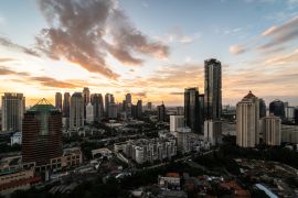 Lais Puzzle - Sonnenuntergang über dem Geschäftsviertel von Jakarta, Indonesien - 2.000 Teile