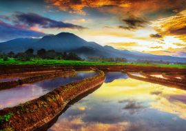 Lais Puzzle - Schönheit Morgenhimmel Reflexion in erstaunlichen Bergkette. Bengkulu, Indonesien - 1.000 Teile