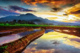 Lais Puzzle - Schönheit Morgenhimmel Reflexion in erstaunlichen Bergkette. Bengkulu, Indonesien - 2.000 Teile