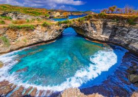 Lais Puzzle - Broken Beach und Billabong Beach felsige Bucht mit himmelblauem Meerwasser und blauem Himmel, östlich in Nusa Penida Insel, Bali Island, Indonesien - 1.000 Teile