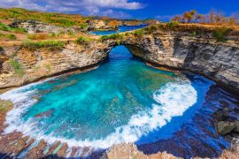 Lais Puzzle - Broken Beach und Billabong Beach felsige Bucht mit himmelblauem Meerwasser und blauem Himmel, östlich in Nusa Penida Insel, Bali Island, Indonesien - 2.000 Teile