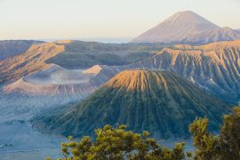 Lais Puzzle - Mount Bromo Vulkan während des Sonnenaufgangs die herrliche Aussicht. Der Vulkan Mount Bromo ist ein aktiver Vulkan und Teil des Tengger Semeru Nationalparks, Ost-Java, Indonesien - 2.000 Teile