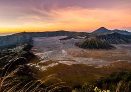 Lais Puzzle - Sonnenaufgang auf dem Vulkan Bromo, Batok, Semeru. Bromo ist ein aktiver Vulkan und Teil des Tengger-Massivs in der Tengger-Caldera in Ost-Java, Indonesien. Bromo-Tengger-Semeru-Nationalpark. Aussichtspunkt Penanjakan - 1.000 Teile