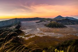 Lais Puzzle - Sonnenaufgang auf dem Vulkan Bromo, Batok, Semeru. Bromo ist ein aktiver Vulkan und Teil des Tengger-Massivs in der Tengger-Caldera in Ost-Java, Indonesien. Bromo-Tengger-Semeru-Nationalpark. Aussichtspunkt Penanjakan - 2.000 Teile