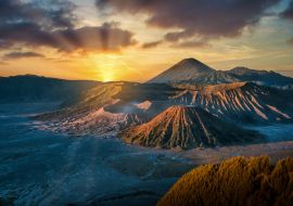 Lais Puzzle - Mount Bromo Vulkan (Gunung Bromo) bei Sonnenaufgang mit bunten Himmel Hintergrund in Bromo Tengger Semeru National Park, Ost-Java, Indonesien - 1.000 Teile
