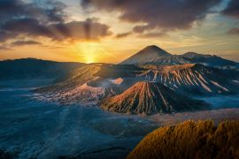 Lais Puzzle - Mount Bromo Vulkan (Gunung Bromo) bei Sonnenaufgang mit bunten Himmel Hintergrund in Bromo Tengger Semeru National Park, Ost-Java, Indonesien - 2.000 Teile