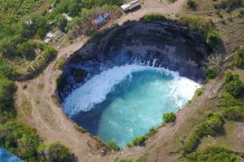 Lais Puzzle - Großes Loch exotisches Ziel tropische Reise Urlaub Natur Ozean Wellen Blautöne Paradies Bali Erhaltung Natur Vegetation Wald Klippe Meer Reise Indonesien Sommer - 2.000 Teile