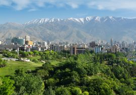 Lais Puzzle - Blick auf den nördlichen Bereich von Teheran, der Hauptstadt des Iran, mit der Alborz-Gebirgskette im Hintergrund - 1.000 Teile