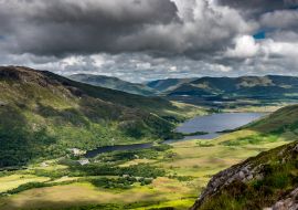 Lais Puzzle - Kylemore Lough und Kylemore Abbey vom Diamond Hill im Connmara National Park aus gesehen, Irland - 1.000 Teile