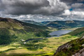 Lais Puzzle - Kylemore Lough und Kylemore Abbey vom Diamond Hill im Connmara National Park aus gesehen, Irland - 2.000 Teile