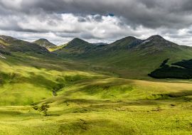 Lais Puzzle - Blick auf ein grünes Tal im irischen Connemara-Nationalpark mit den Twelve Bens Mountains im Hintergrund - 1.000 Teile