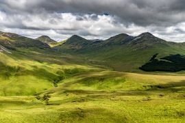 Lais Puzzle - Blick auf ein grünes Tal im irischen Connemara-Nationalpark mit den Twelve Bens Mountains im Hintergrund - 2.000 Teile