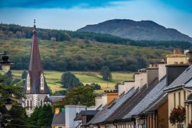 Lais Puzzle - Die charmante Kleinstadt Kenmare (das kleine Nest), auf dem Ring of Kerry und dem Ring of Beara, im Süden der Grafschaft Kerry, Irland - 2.000 Teile