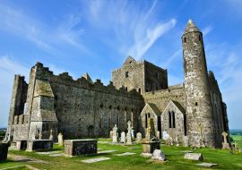 Lais Puzzle - Berühmte alte Ruinen des Rock of Cashel. Nahaufnahme mit Turm von der alten Begräbnisstätte - 1.000 Teile