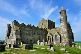 Lais Puzzle - Berühmte alte Ruinen des Rock of Cashel. Nahaufnahme mit Turm von der alten Begräbnisstätte - 2.000 Teile