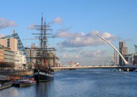 Lais Puzzle - Blick auf den Fluss Liffey, die Samuel-Beckett-Brücke und das Jeanie-Johnston-Hungerschiff in Dublin. Irland - 1.000 Teile