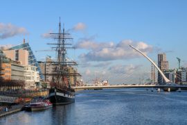 Lais Puzzle - Blick auf den Fluss Liffey, die Samuel-Beckett-Brücke und das Jeanie-Johnston-Hungerschiff in Dublin. Irland - 2.000 Teile