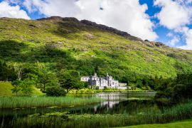 Lais Puzzle - Kylemore Abbey mit Spiegelung im See am Fuße eines Berges. Connemara, Irland - 2.000 Teile
