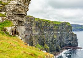 Lais Puzzle - Schöne Aussicht auf einen Teil der Cliffs of Moher, Geosites und Geopark, Wild Atlantic Way, Regentag in der Grafschaft Clare in Irland - 1.000 Teile