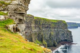 Lais Puzzle - Schöne Aussicht auf einen Teil der Cliffs of Moher, Geosites und Geopark, Wild Atlantic Way, Regentag in der Grafschaft Clare in Irland - 2.000 Teile