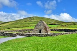 Lais Puzzle - Das Gallarus Oratorium im Sonnenschein - eine Kapelle auf der Dingle-Halbinsel, County Kerry, Irland - 2.000 Teile