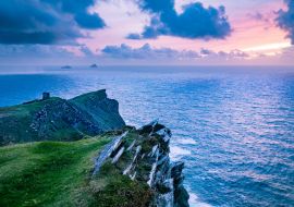 Lais Puzzle - Ein Aussichtspunkt von Bray Head auf der Insel Valentia im Ring of Kerry an der Südwestküste Irlands während eines Sonnenuntergangs im Herbst mit Blick auf die Skellig-Inseln und den Wachturm  - 1.000 Teile