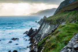 Lais Puzzle - Der Hafen von Coumeenoule im Südwesten Irlands auf der Halbinsel Dingle an einem Herbstabend bei Sonnenuntergang - 2.000 Teile