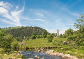 Lais Puzzle - Saint Kevin's Church und der Rundturm, eingebettet in die schönen Wälder von Glendalough, Co. Wicklow, Irland - 1.000 Teile